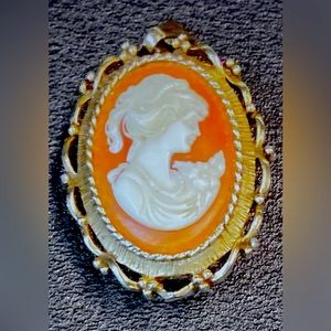 VANDA Signed Vintage Solid Perfume Locket/Pendant Necklace.USA.60s